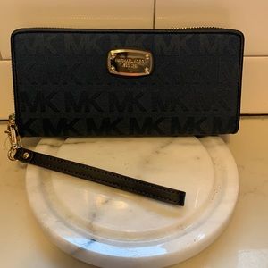 Michael Kors NEW navy blue zip wallet, cloth outer, saffiano leather interior